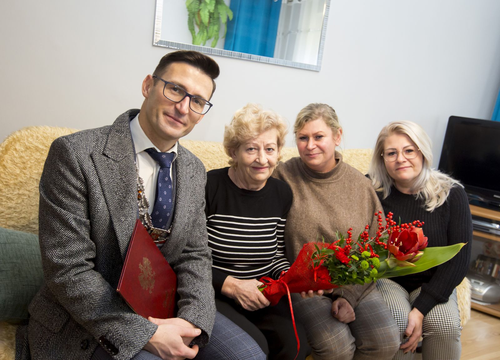 Teresa Nowak z burmistrzem i rodziną 