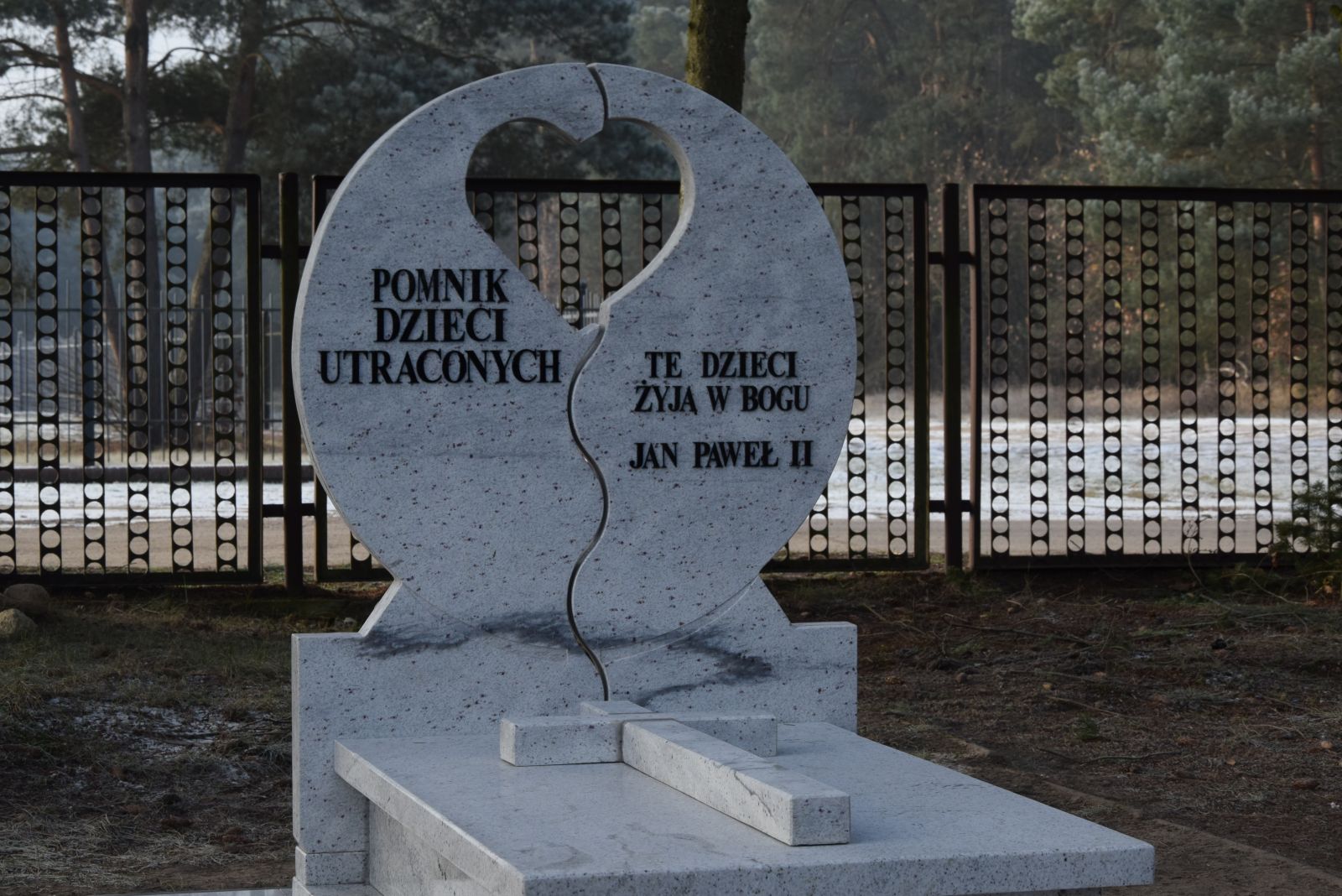 Powiększ zdjecie. Fragment pomnika