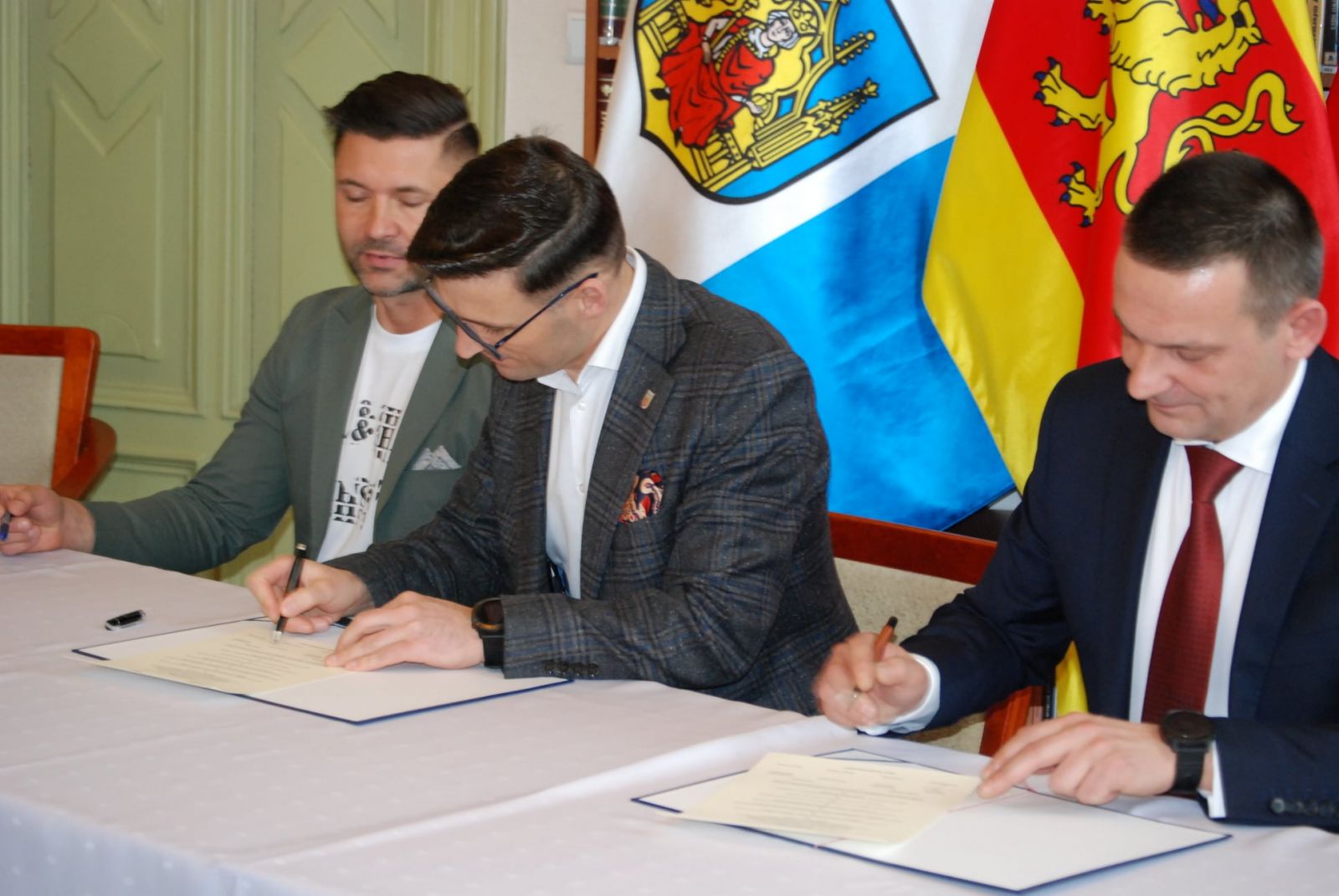 Od lewej: Przewodniczący Krzysiak, burmistrz Kulbicki, wójt Bojkowski