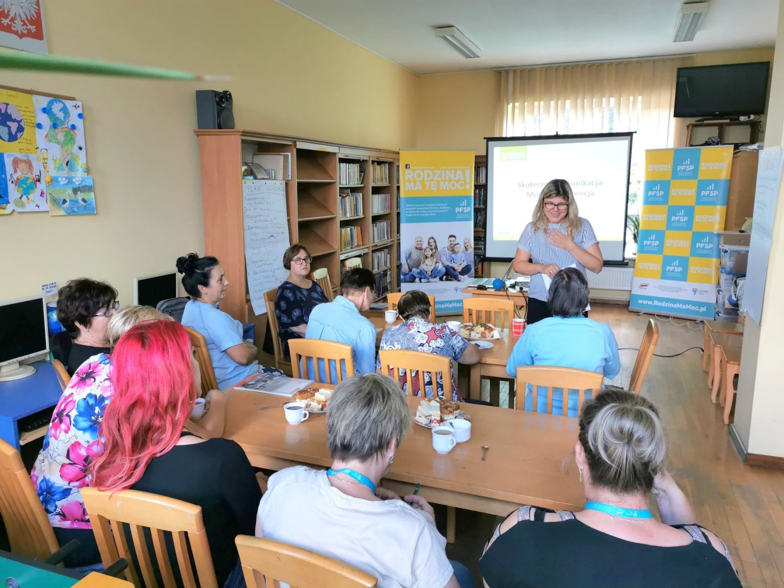 Powiększ zdjęcie. Uczestnicy warsztatów siedzą w ławkach.  