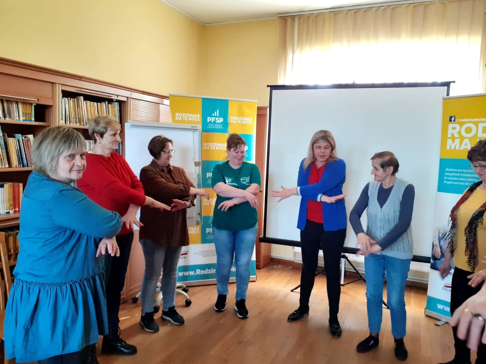 Uczestniczki spotkania stoją w kręgu 