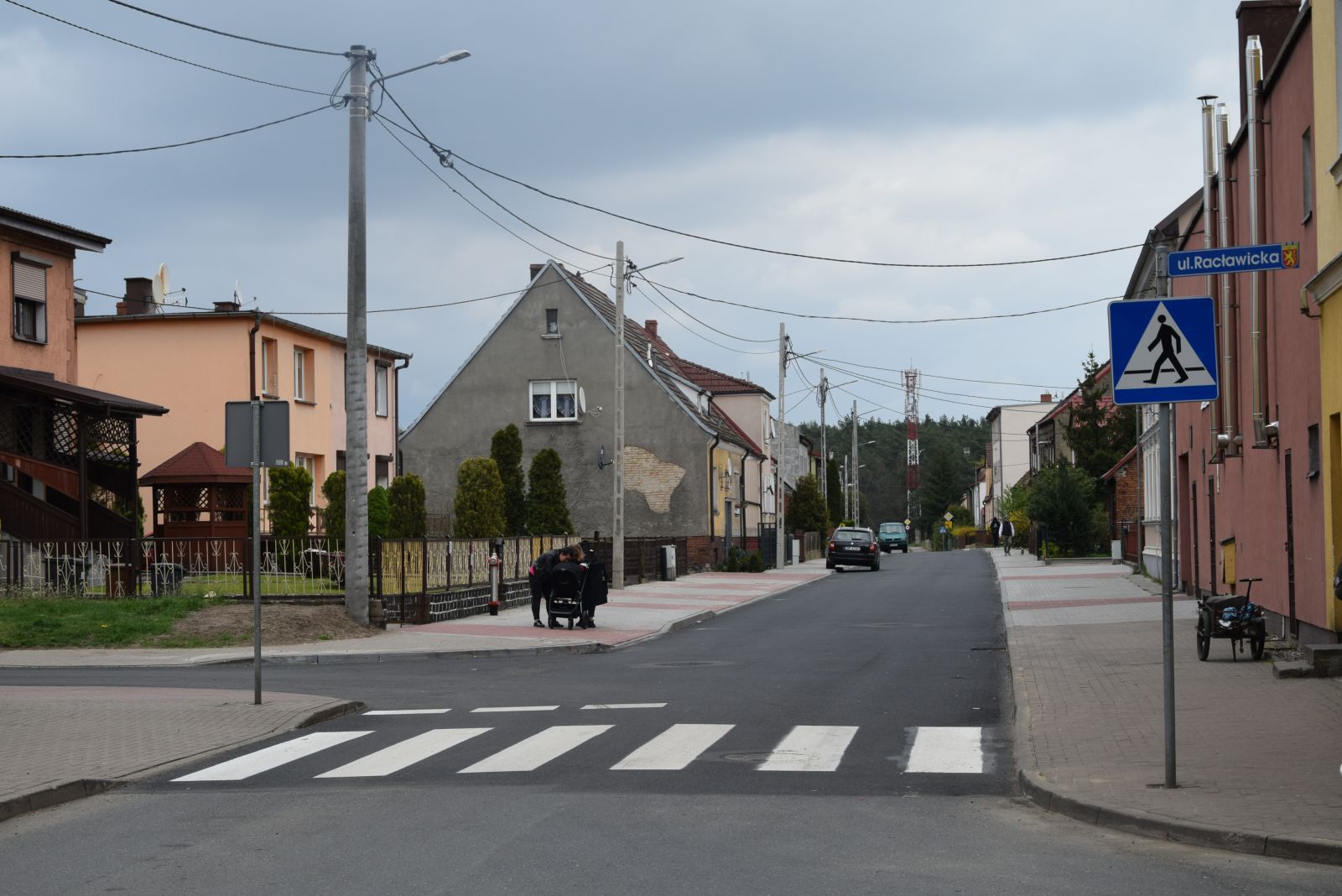 Powiększ zdjęcie. Droga, przejscie dla pieszych, budynki, słupy