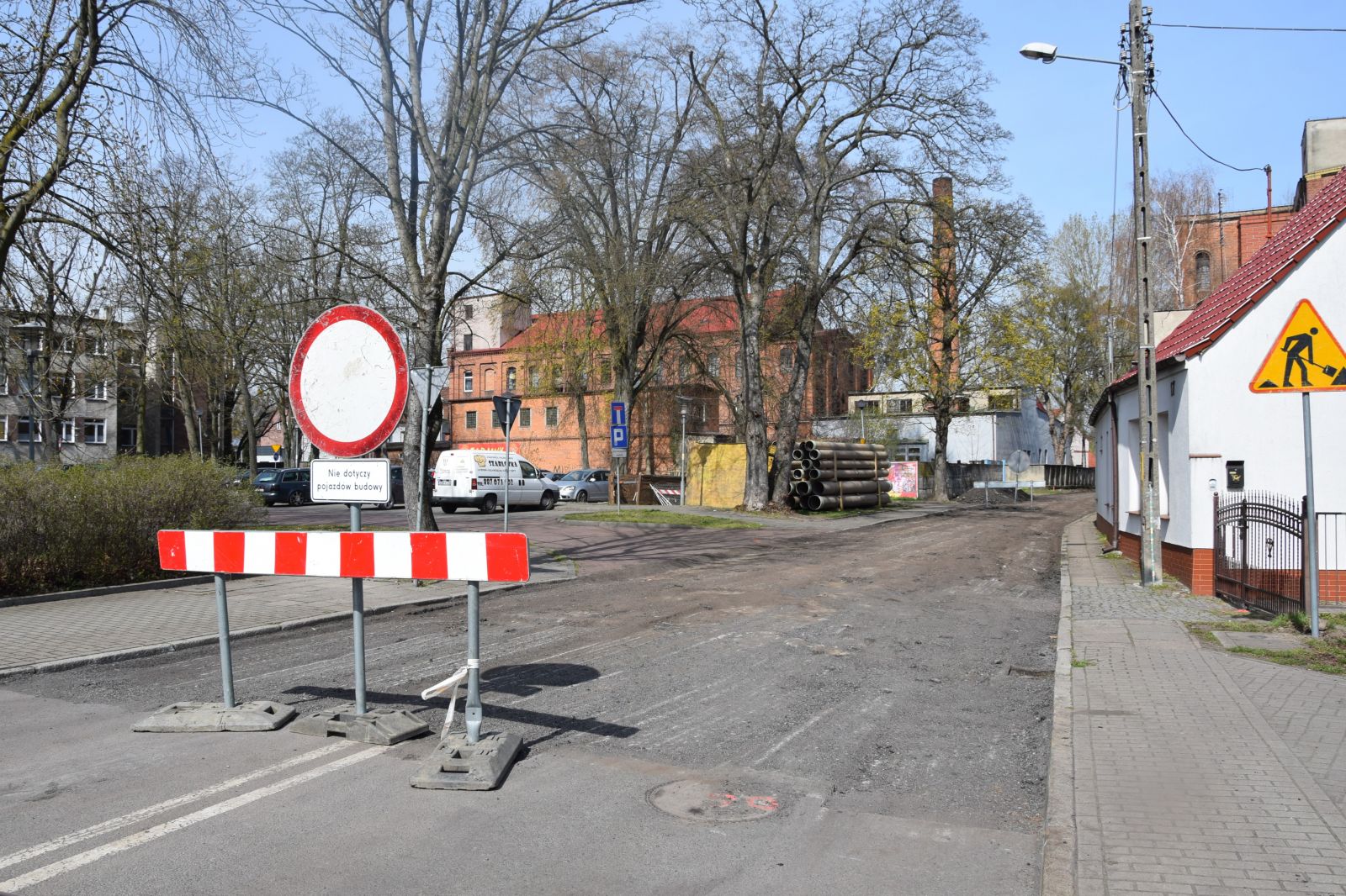 Powiększ zdjęcie. Znak zakaz wjazdu na ulicy Ofiar Katynia
