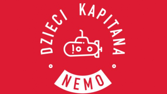 Powiększ grafikę. Na środku batyskaf i napis Dzieci Kapitana Nemo 