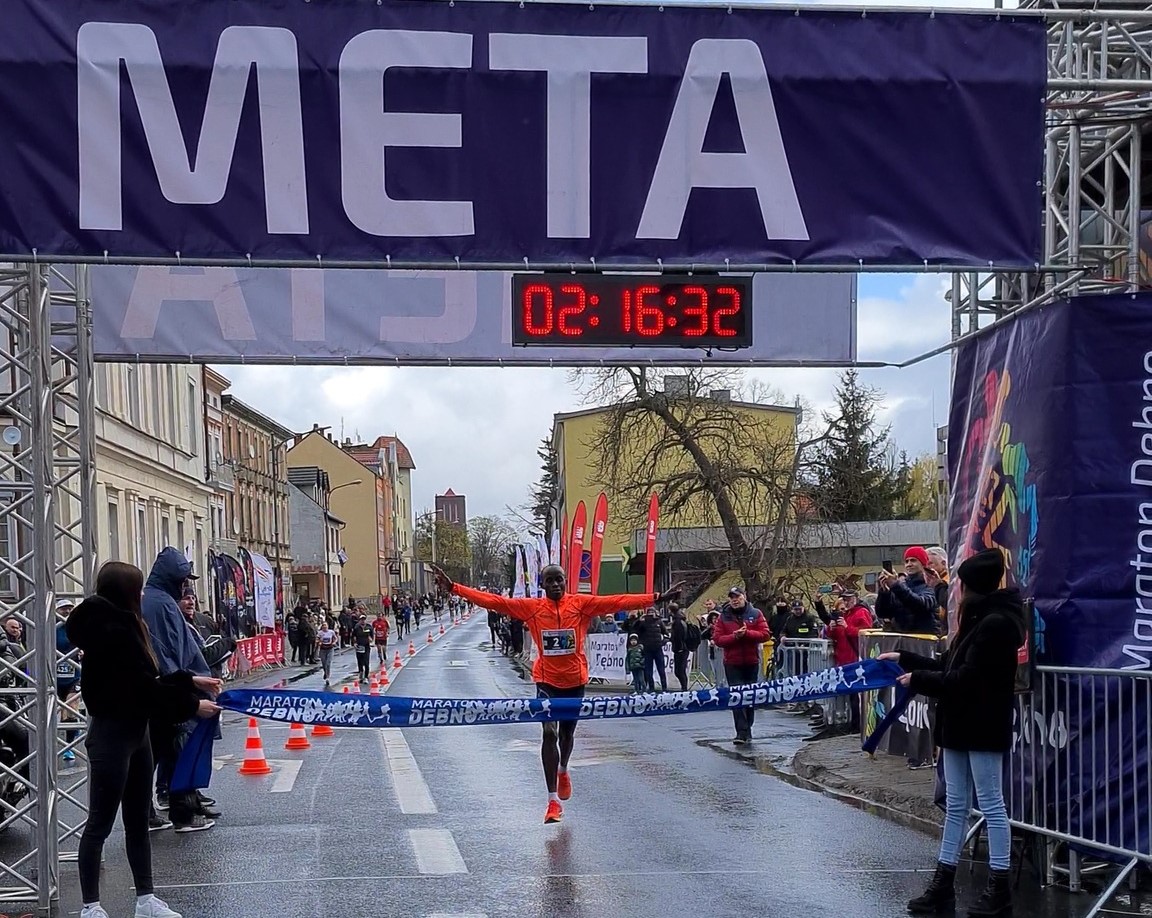 Powiększ zdjęcie. Zwycięzca 48. Maratonu Dębno kenijczyk przekracza linię mety