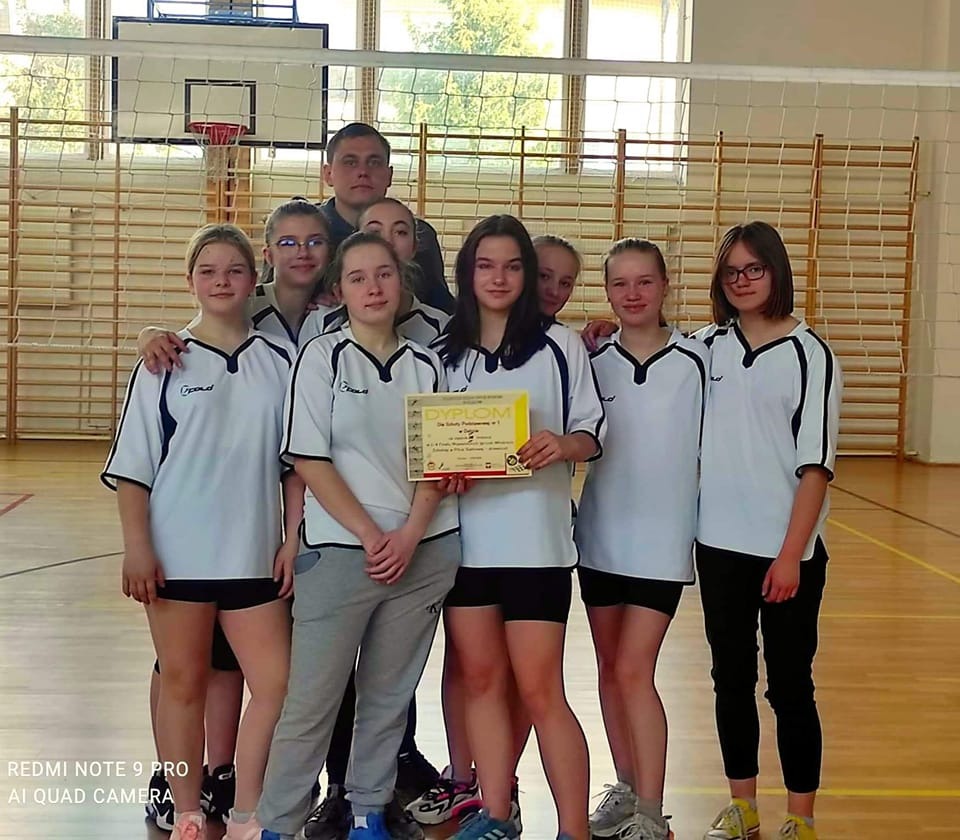Powiększ zespół. Zespół uczennic z trenerem