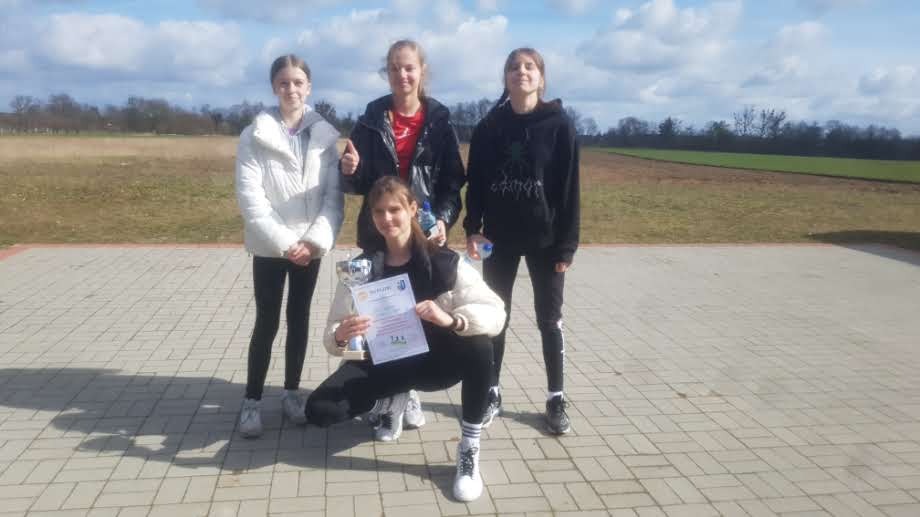 Powiększ zdjęcia. Zwycięski zespół dziewcząt z SP 3