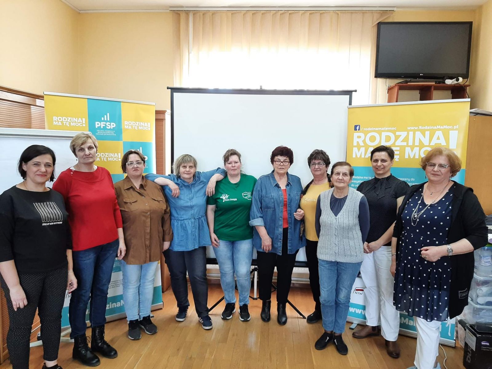 Uczestniczki spotkania stoją w rzędzie