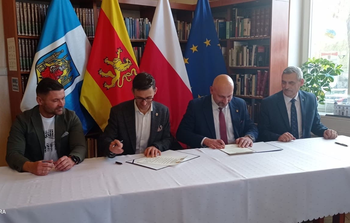 Od lewej: przewodniczący Krzysiak, Burmistrz Kulbicki, burmistrz Hojan, przewodniczący Gawron