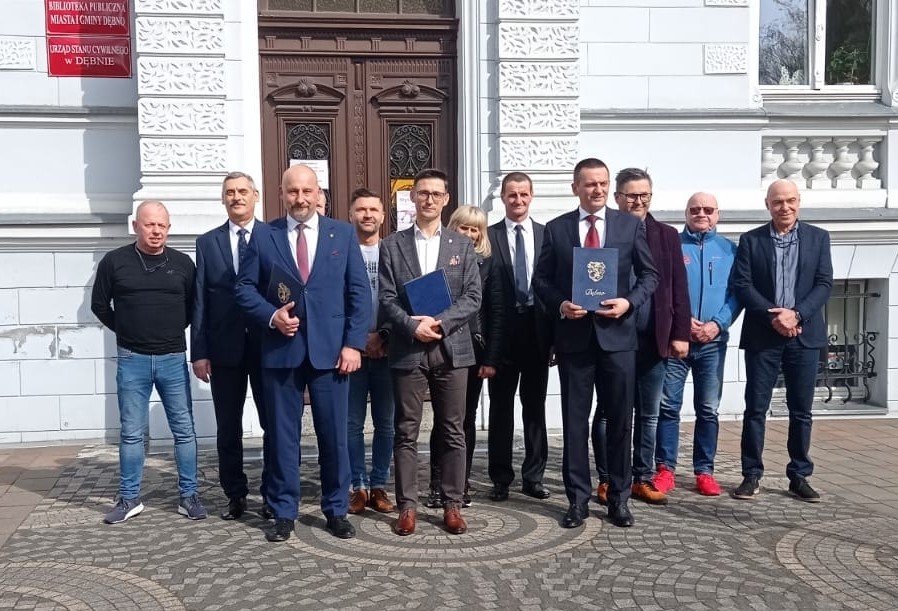 Powiększ zdjęcie. Samorządowcy przed budynkeim biblioteki