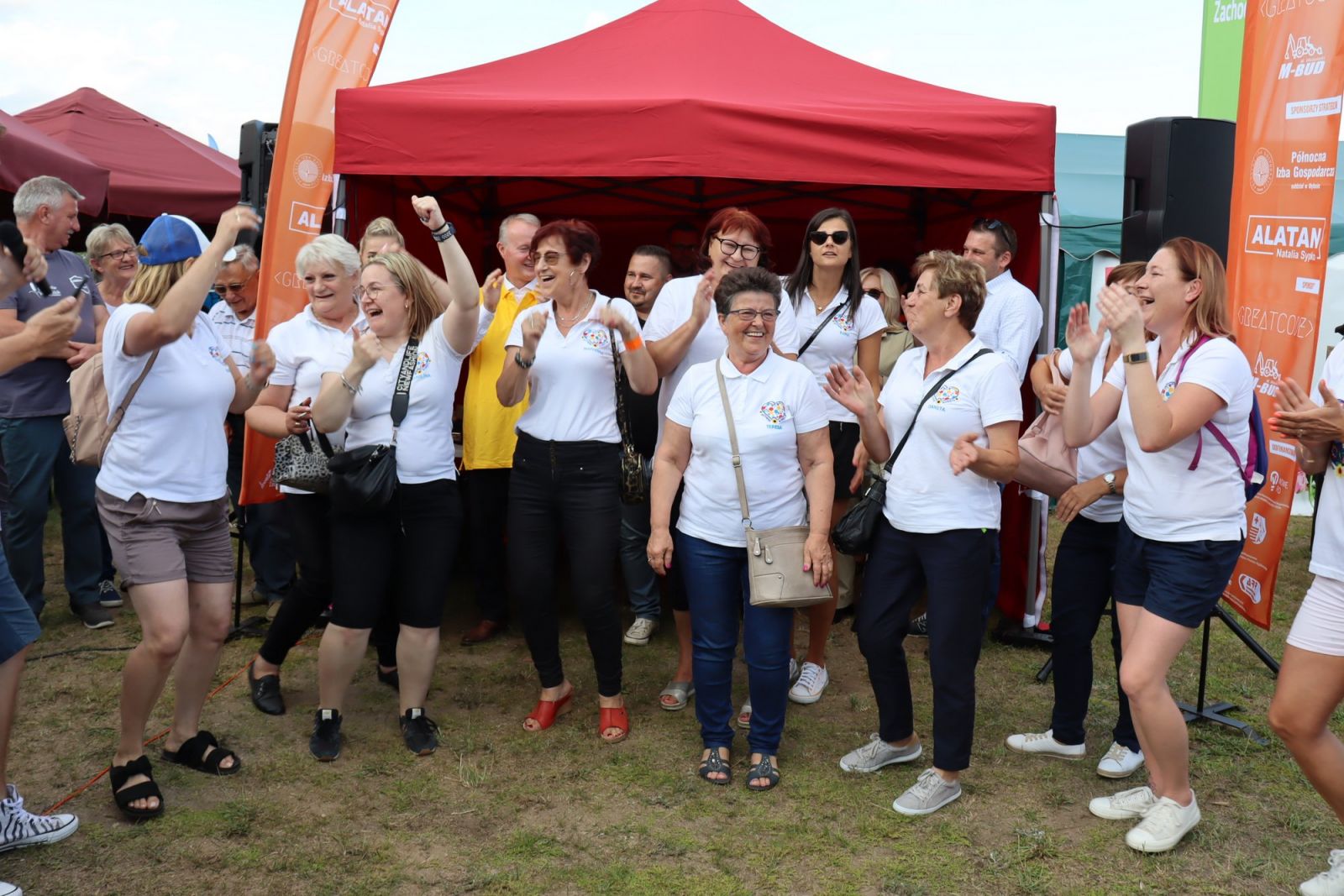 Duża grupa kobiet uśmiechnięta, klaszczą