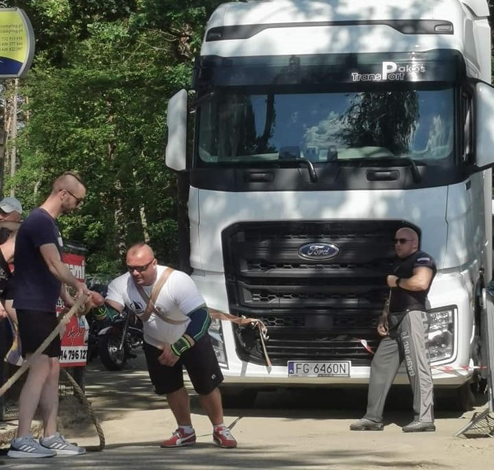 Powiększ zdjęcie. Siłacz przeciąga tira. 