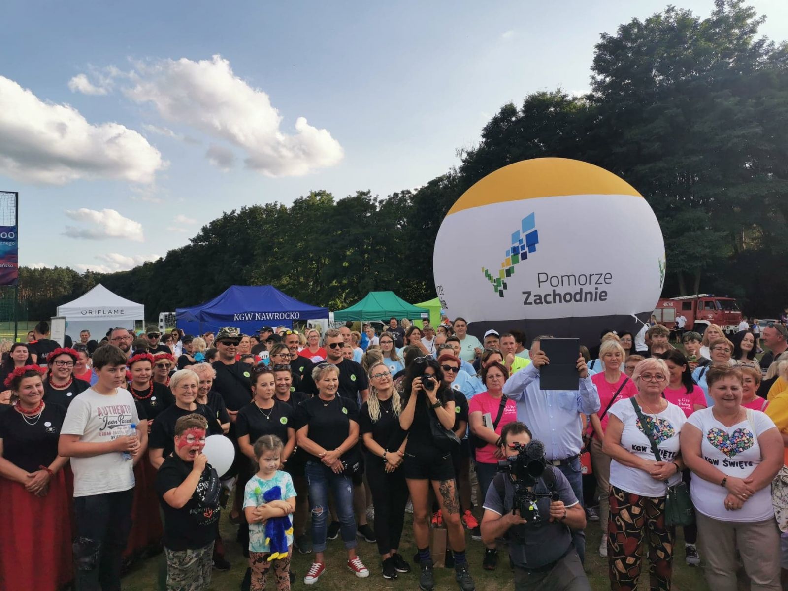 Tłum ludzi, w tle balon Pomorze Zachodnie 
