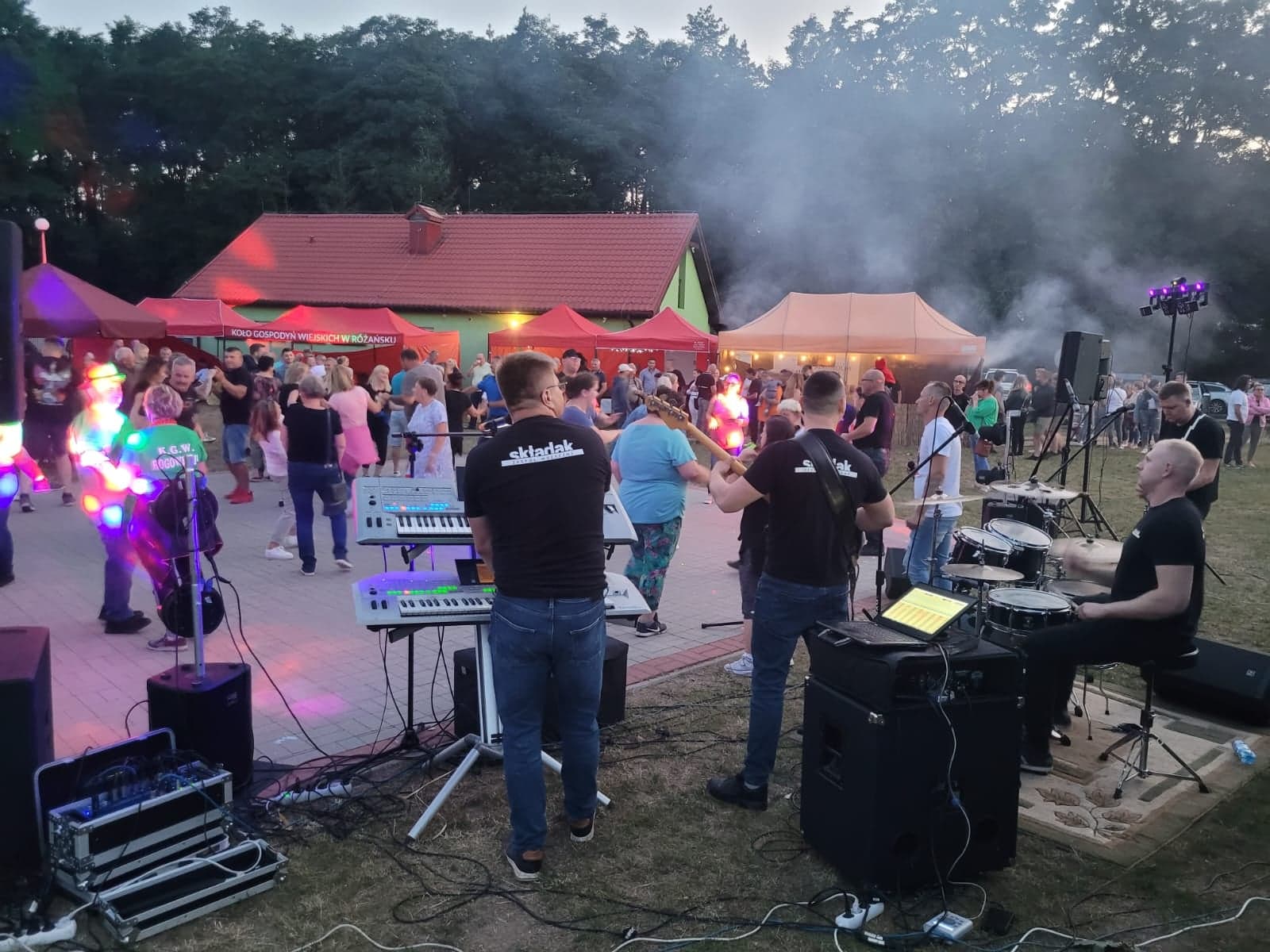 Zespół gra, na parkiecie tańczą ludzie