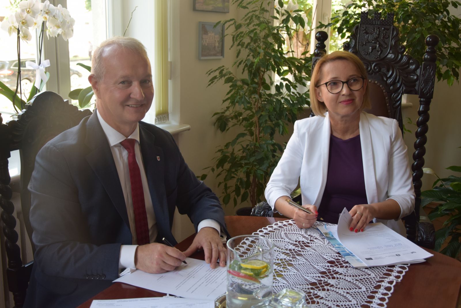 Powiększ zdjecie. wicemarszałek i wiceburmistrz podpisują umowę. 