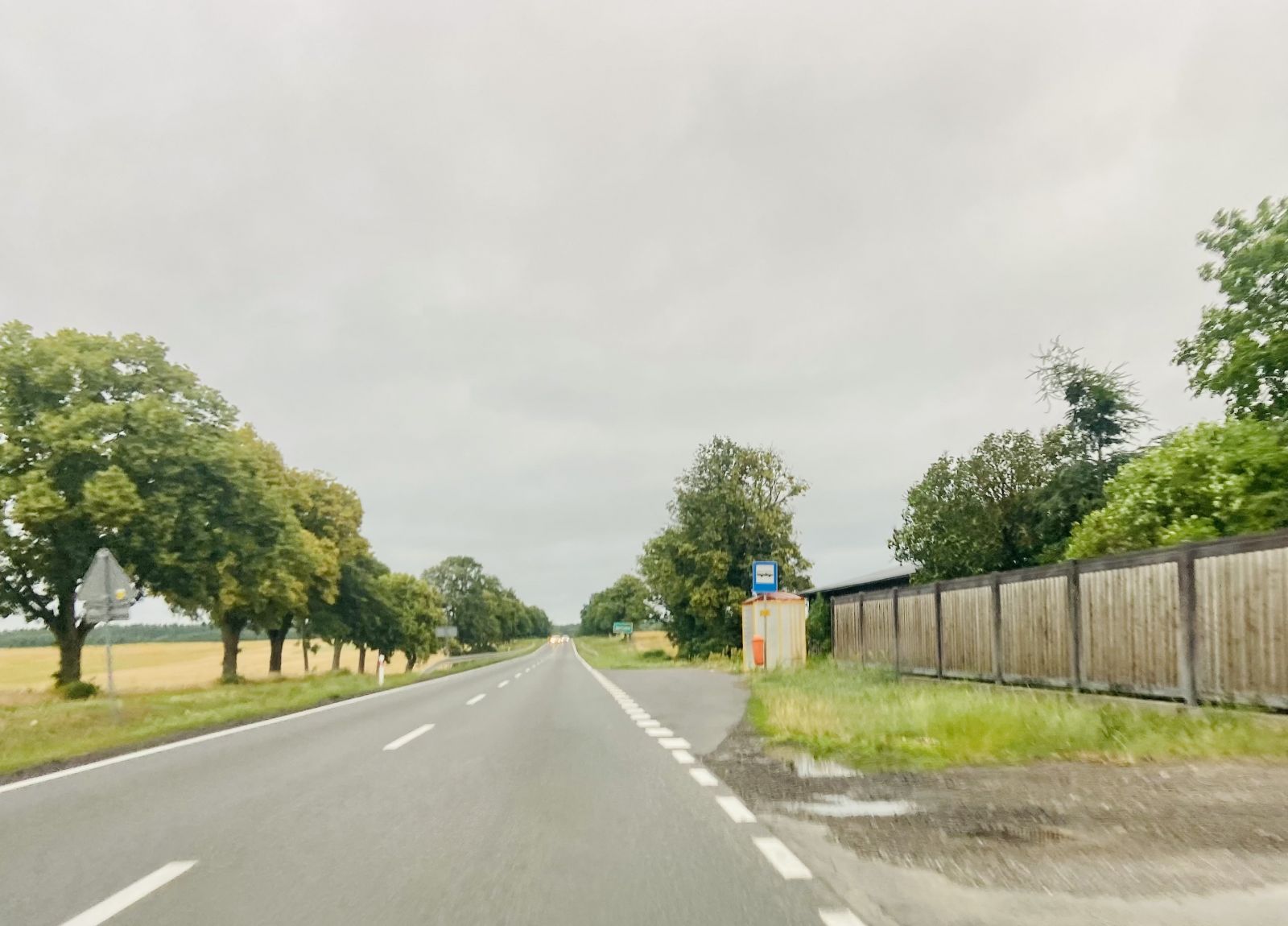Powiększ zdjęcie. Droga przy której powstanie ścieżka rowerowa. 