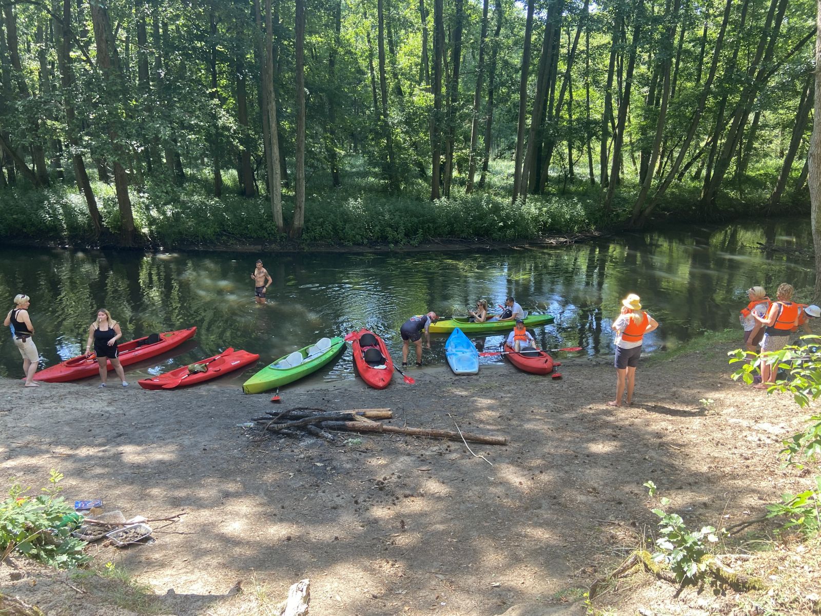 Postój na dziekiej plaży, kajaki, drzewa