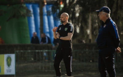 Powiększ zdjecie. Trener Michniewicz na boisku