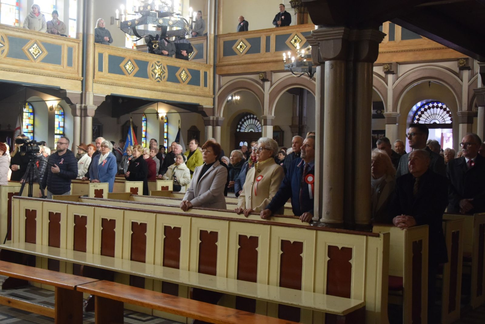 Wierni podczas nabożeństwa z kościele 