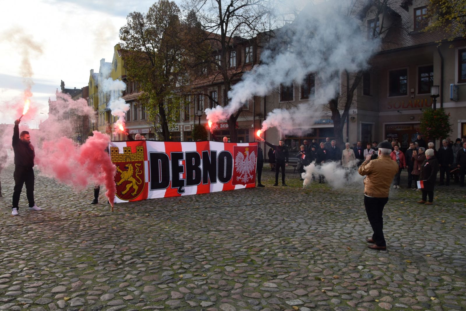 Duża flaga z napidem Dębno i herbem, odpalone race biało czerwone 