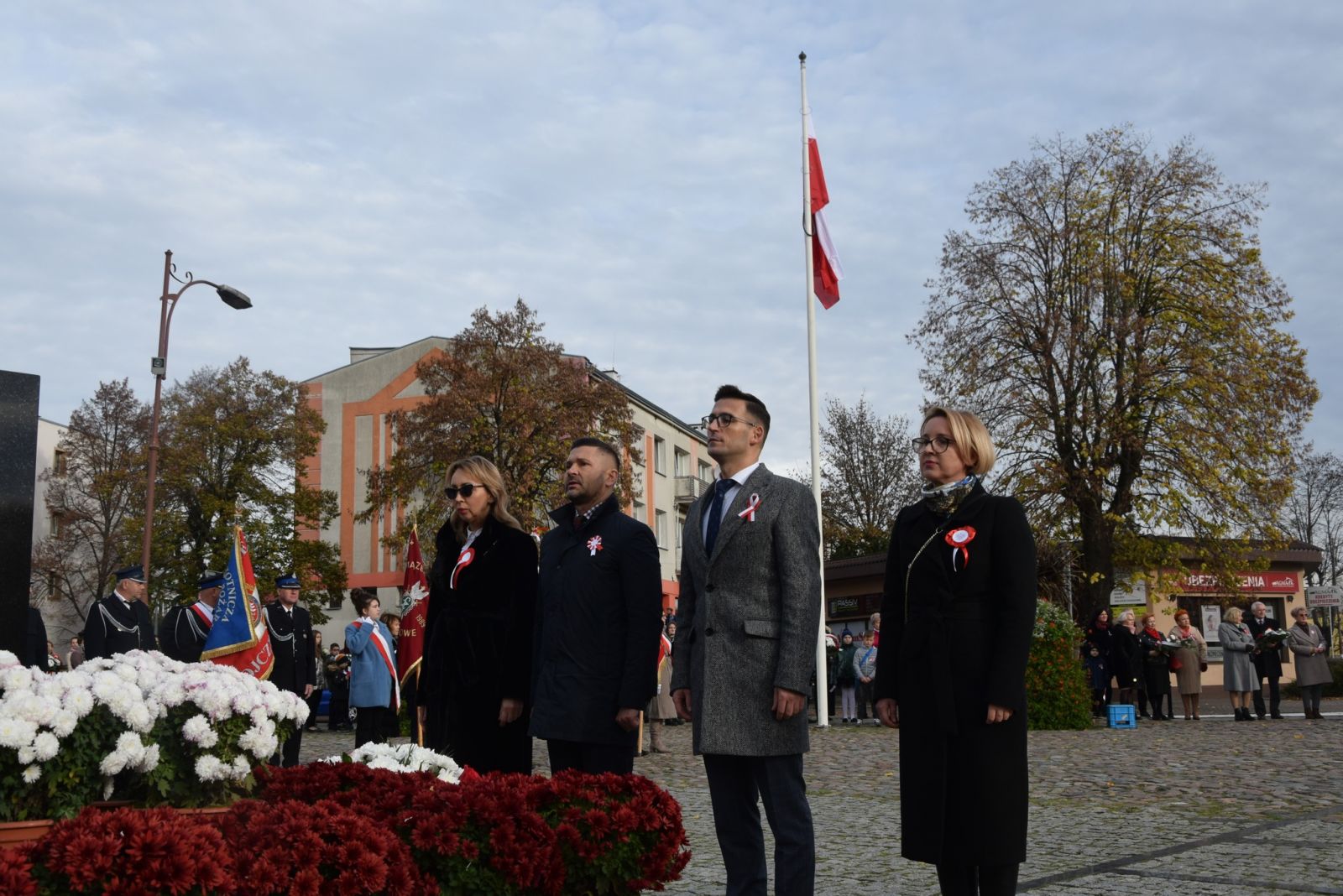 Delegacja władzy samorządowych składa kwiaty 