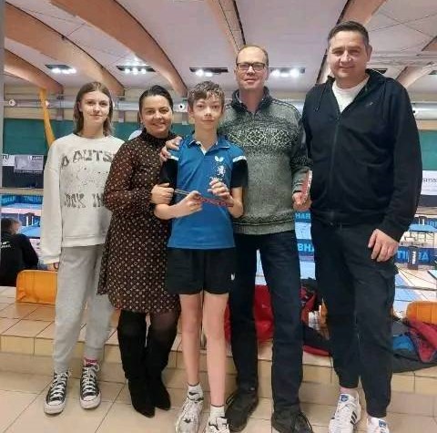 Powieksz zdjęcie. Jakub (w środku) z rodzicami i siostrą