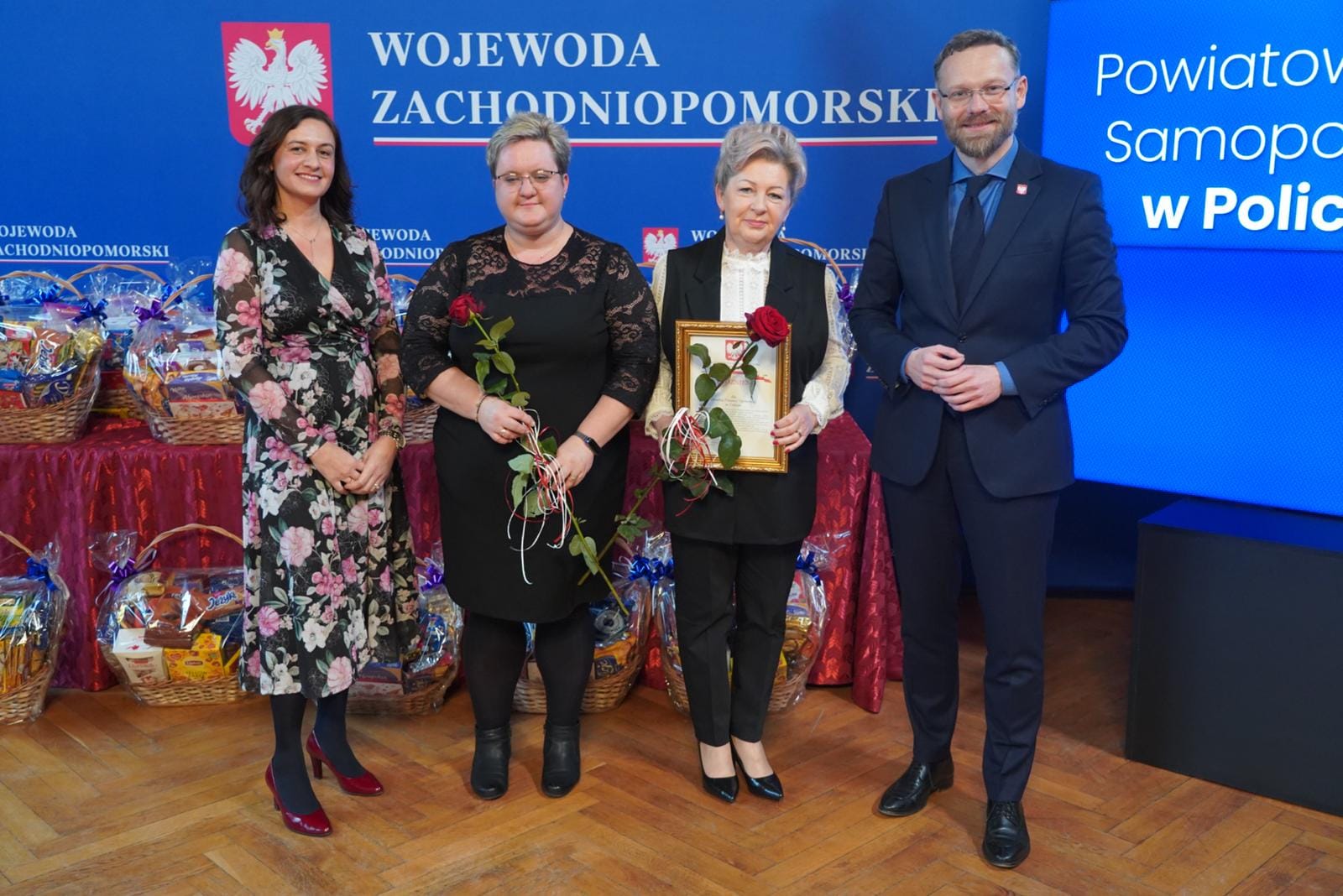Powiększ zdjęcie. Od lewej stoją trzy panie, ostatni wojewoda, w środku wyróżnione