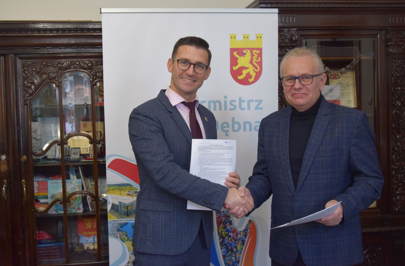Powiększ zdjęcie. Burmistrz Dębna i prezes spółki składają uścisk dłoni