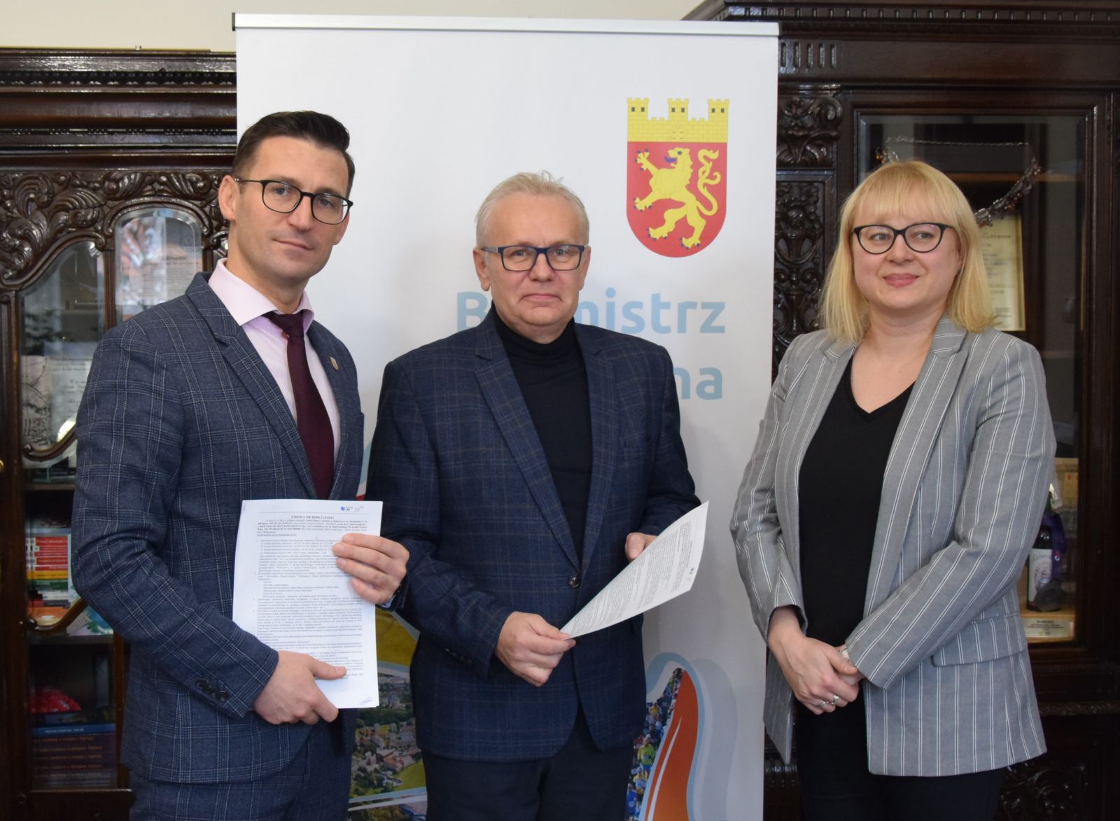 od lewej: burmistrz- Grzegorz Kulbicki, prezes - Maciej Rutkowski, Katarzyna Korzekwa - Kubiak  