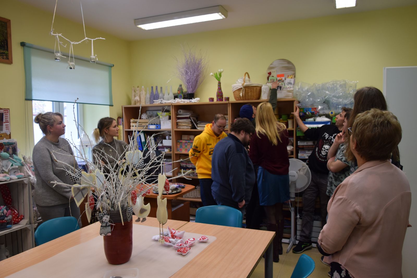 Goście ogladają pracownię dziewiarską