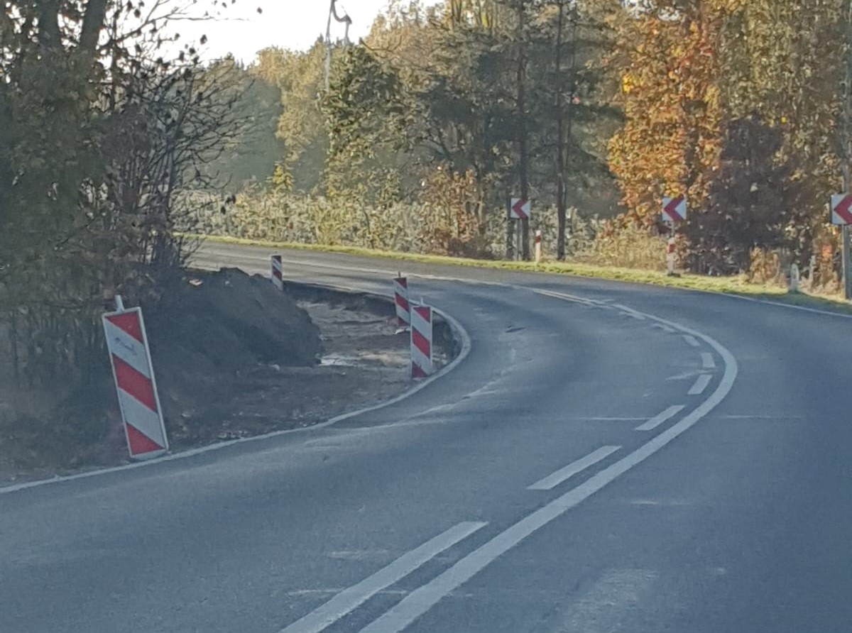 Powiększ zdjęcie. Przebudowywany łuk drogi