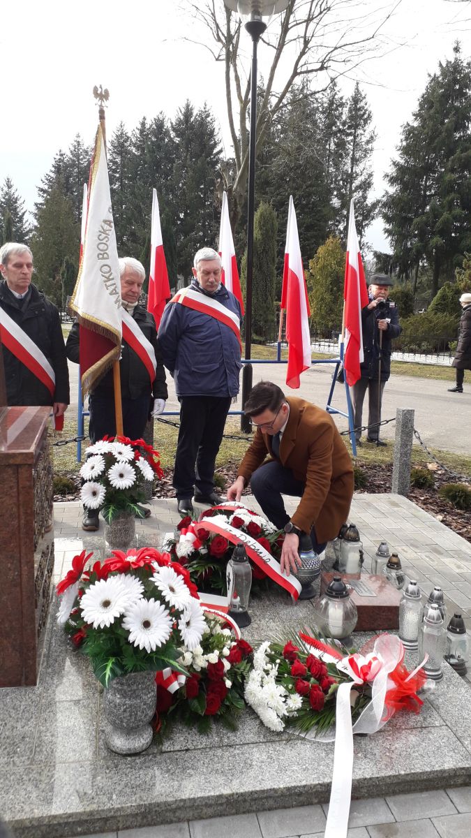 Powiększ zdjęcie.Burmistrz Dębna składa kwiaty pod pomnikiem 