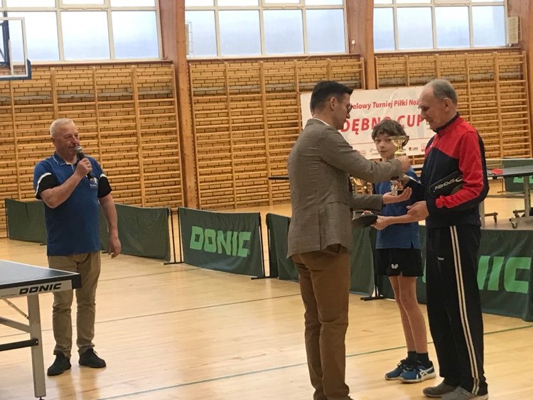 Powiększ zdjęcie. Burmistrz wręcza puchary najmłodszemu i najstarszemu zawodnikowi 