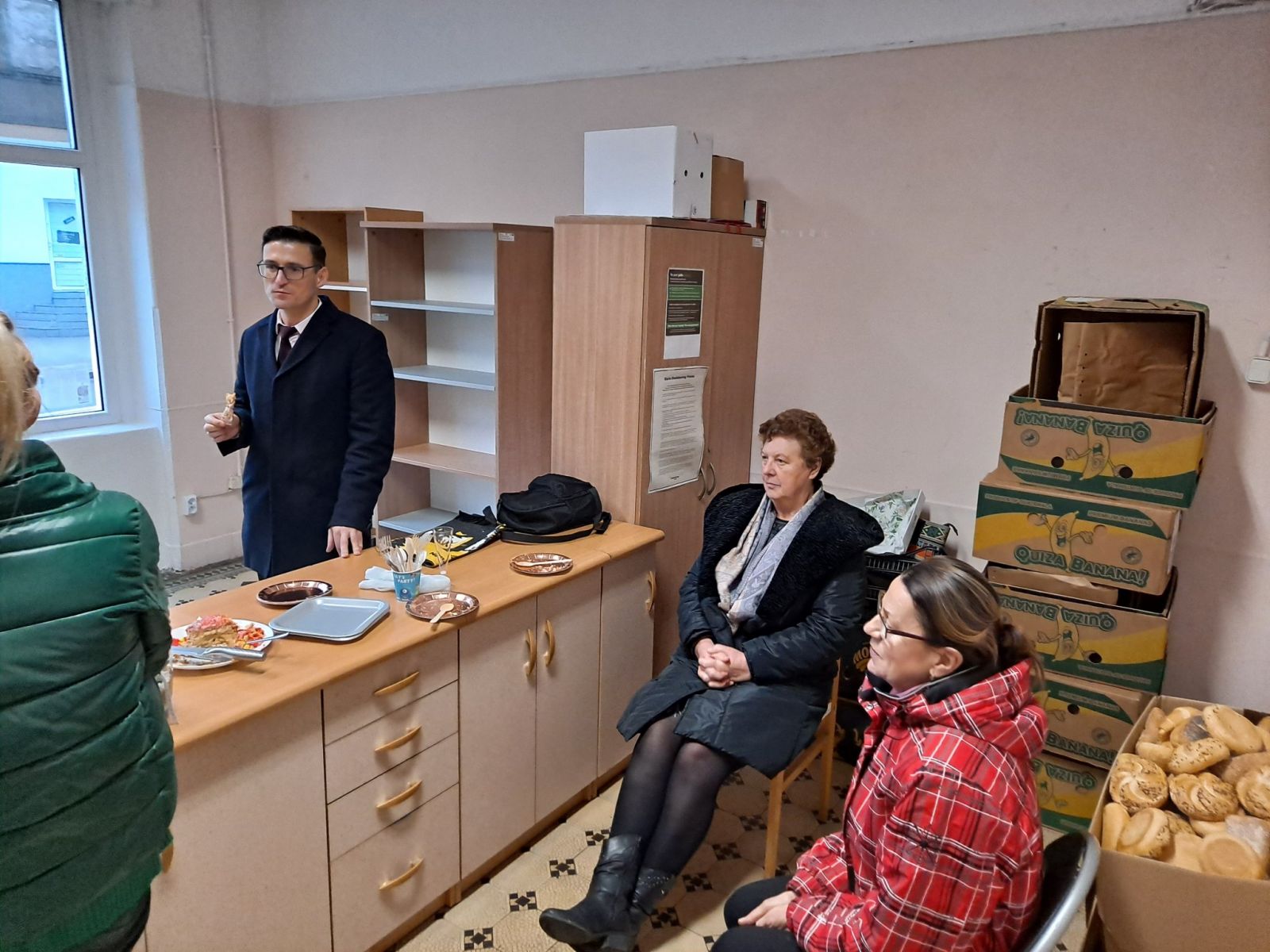 Burmistrz i wolontariusz w pomieszczeniach jadłodzielni