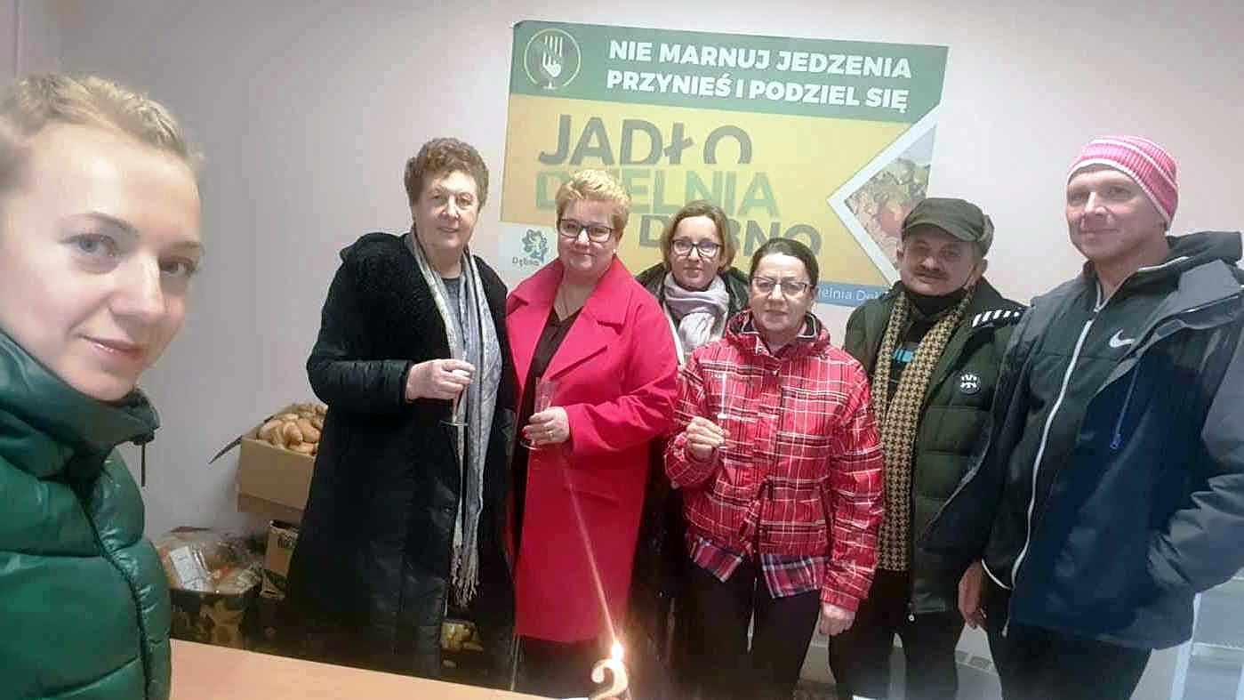 Selfie Wolontariusze jadłodzielni z wiceburmistrz Dębna
