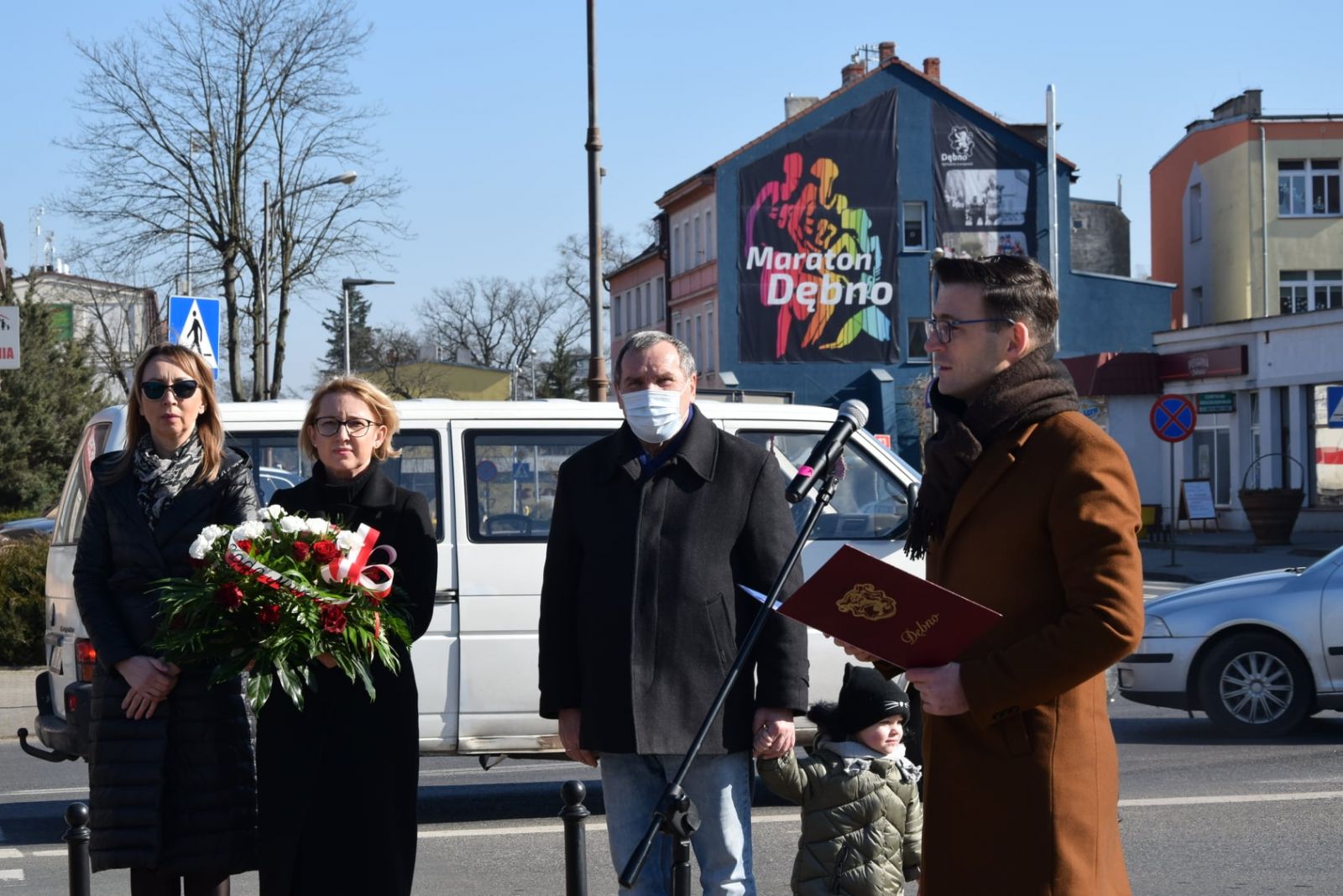 Powiększ zdjęcie. Burmistrz Dębna przemawia, w tle przedstawiciele samorządu