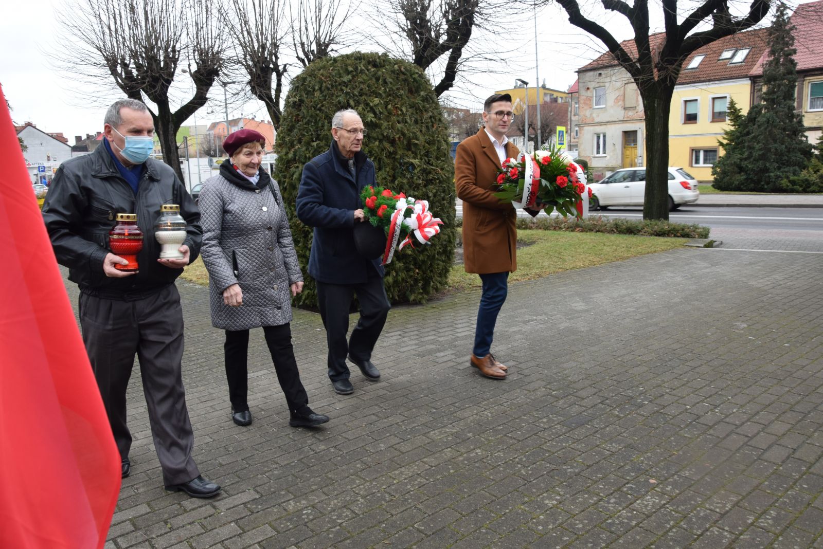 od lewej. W. Sokalski, M. Mazur, Z. Pyro, G. Kulbicki w dłoniach trzymają kwiaty