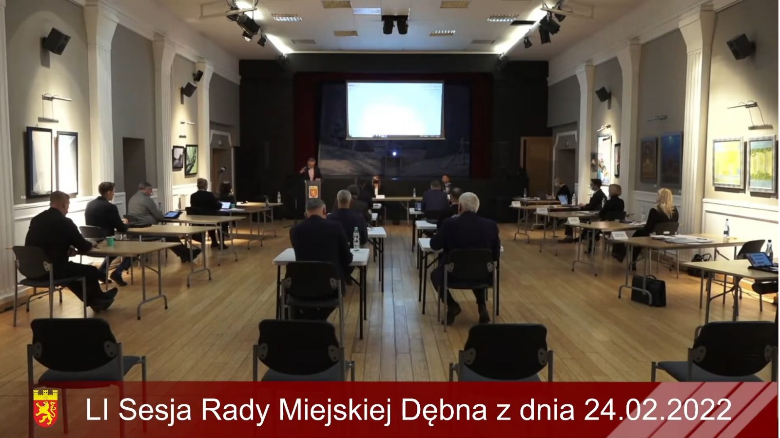 Powieksz sceen z sesji. Radni siedzą w ławkach w sali