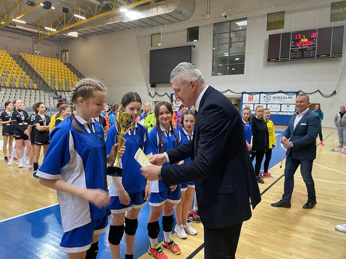 Powiększ zdjęcie. Wręczanie nagród dla dziewczyn