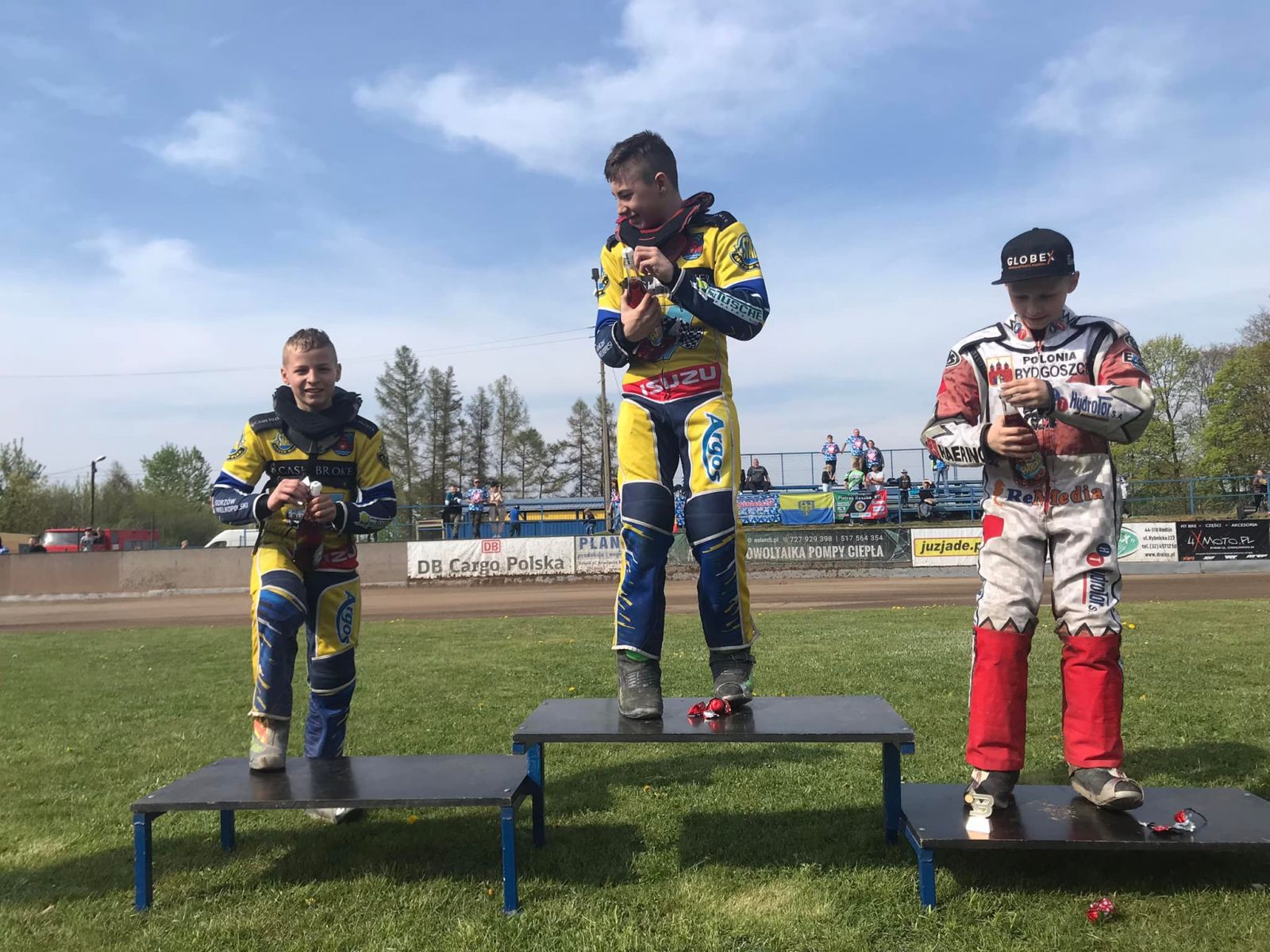 Powieksz zdjęcie. Kewin Nycz na podium i inni zawodnicy. Materiały prasowe / GUKS Speedway Wawrów 