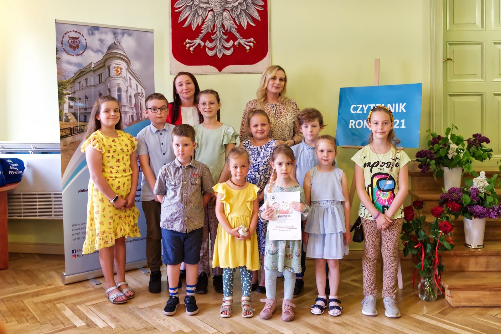Grupa wyróżnionych dzieci z biblioterkami z oddziału dziecięcego