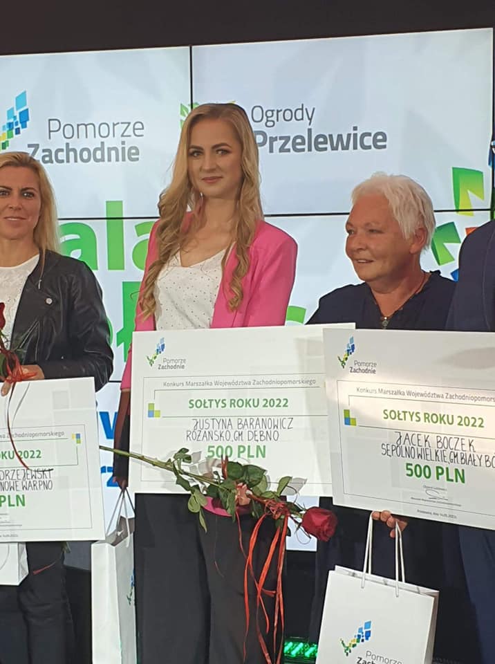Powiększ zdjęcie. Wyróżniona sołtysowa trzyma w reku czek na 500 zł 