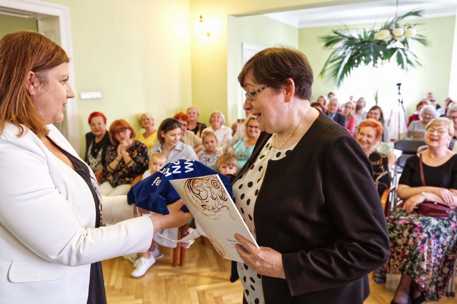 Wyróżniona czytelnczka odbiera dyplom