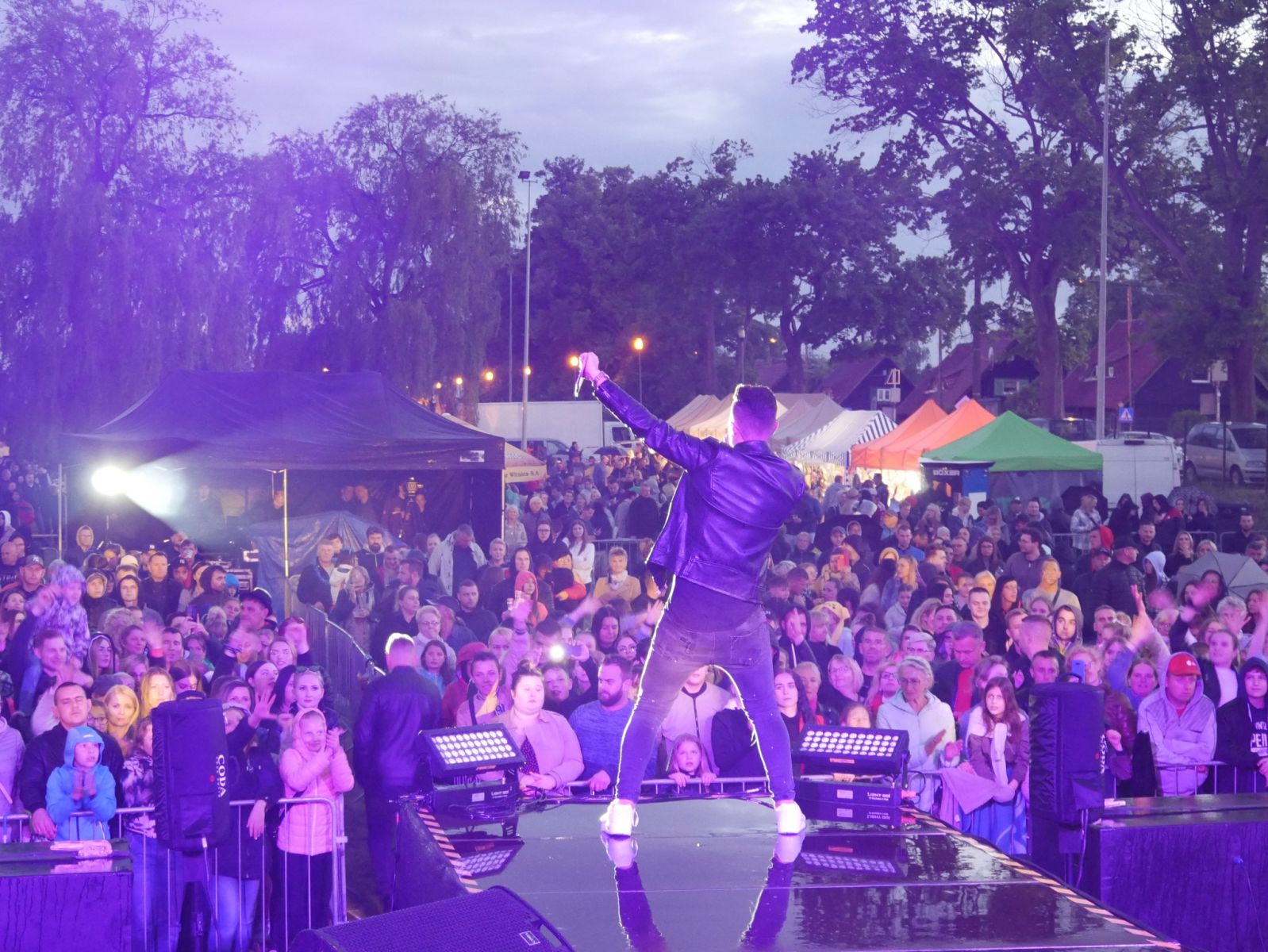 Widok na widownie pod sceną, namioty , tłumy ludzi