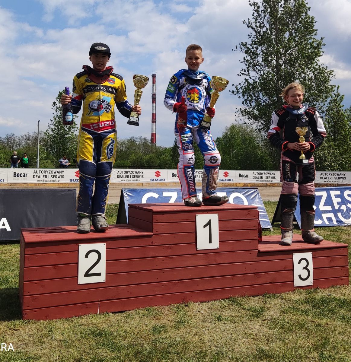 Powiększ zdjęcie. Kewin Nycz stoi na podium na drugim miejscu