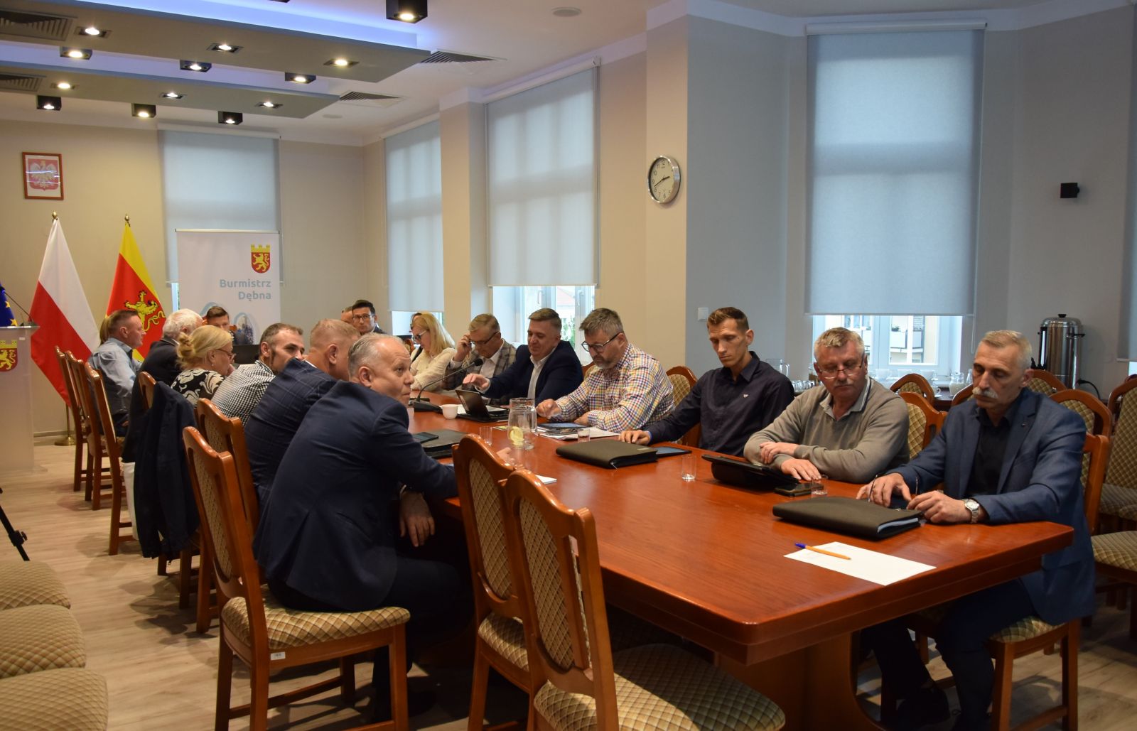 Powiększ zdjecie.Radni siedzą na sali posiedzeń