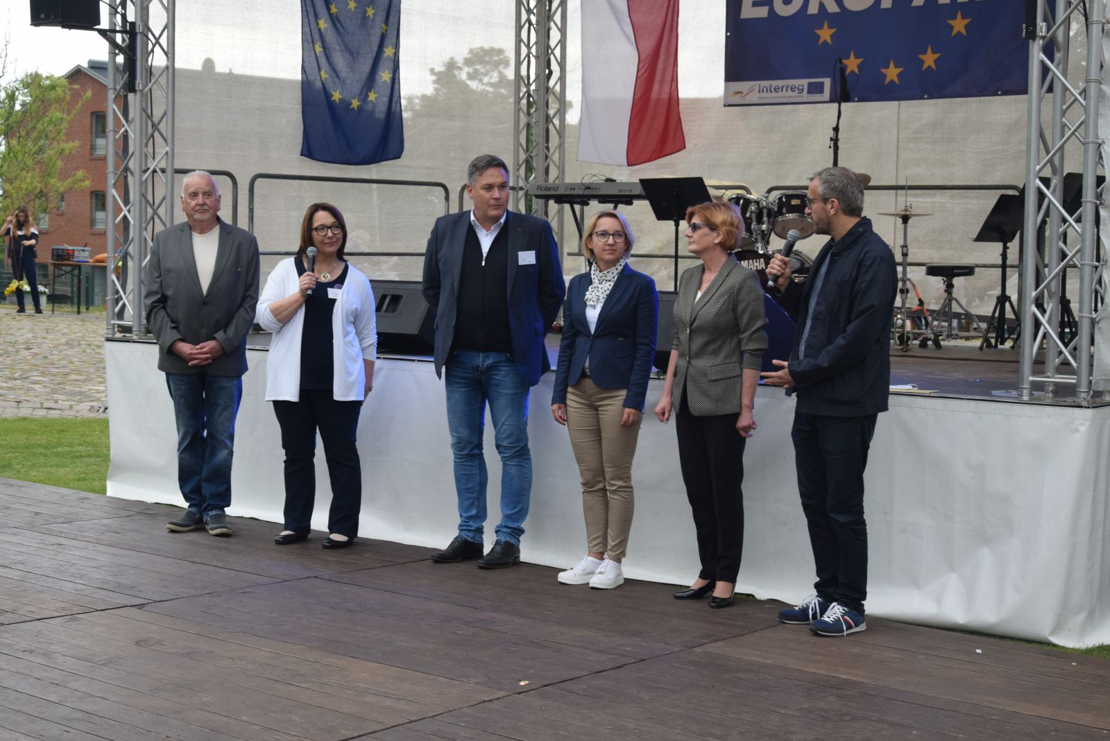 Powiększ zdjęcie. Oficjalni goście wraz z burmistrz Joanną Stąsiek - Janicką