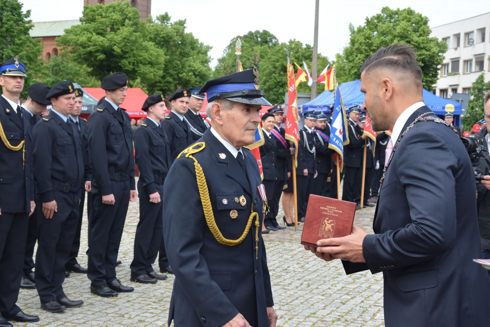 Przewodniczący Rady wręcza medal Zasłużony dla Miasta i Gminy Dębno
