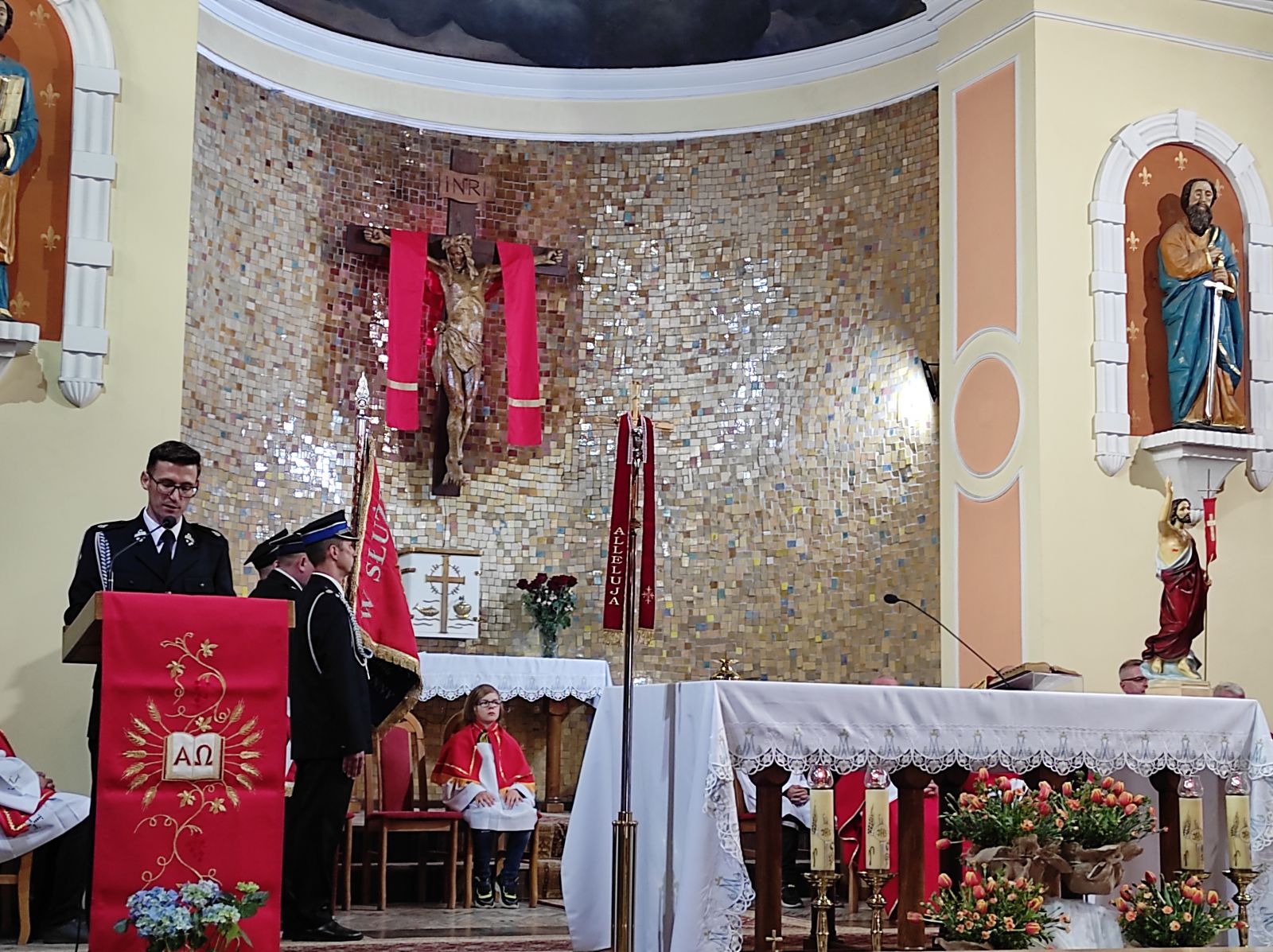 Burmistrz Dębna w mundurze strażackim za mównicą