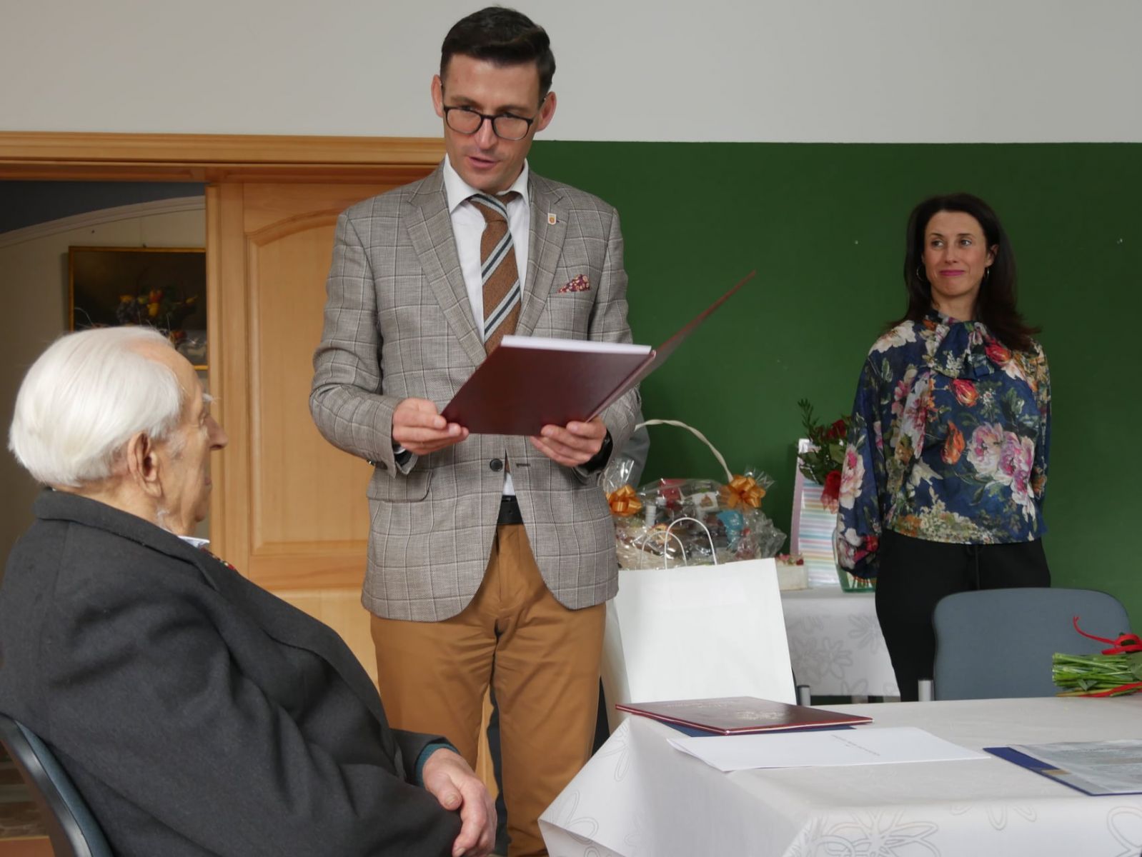Burmistrz Dębna składa życzenia jubilatowi